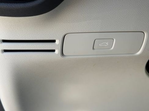 Certified 2025 Volvo XC40 B5 Ultra AWD/4WD image 28