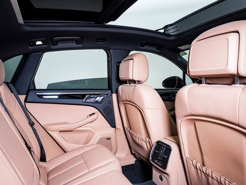 Certified 2025 Porsche Macan image 16