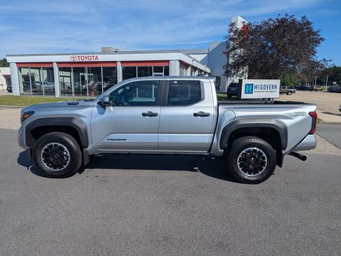 Used 2025 Toyota Tacoma TRD Off-Road AWD/4WD image 2