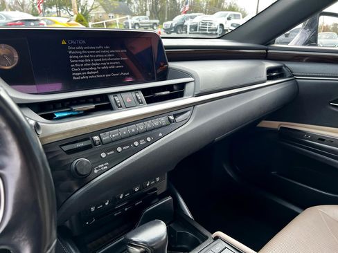 Used 2019 Lexus ES 300h w/ Luxury Package image 13