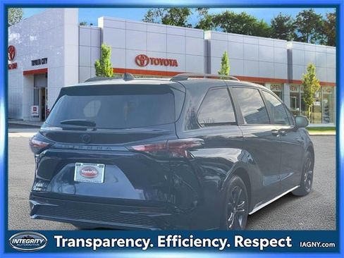 Used 2025 Toyota Sienna XSE image 6
