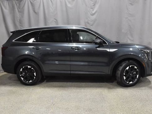 Used 2024 Kia Sorento S image 2