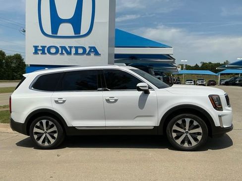 Used 2022 Kia Telluride EX w/ EX Premium Package FWD image 2