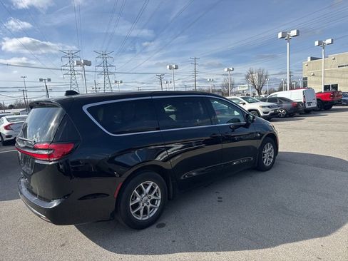 Used 2024 Chrysler Pacifica Touring-L image 5