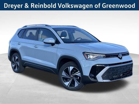 New 2026 Volkswagen Taos SE image 1