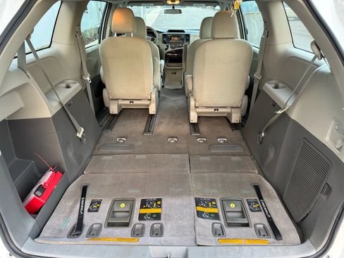 Used 2013 Toyota Sienna L image 19