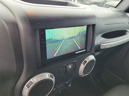 Used 2016 Jeep Wrangler Rubicon w/ Power Convenience Group image 22