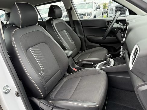 Used 2024 Hyundai Venue Limited FWD image 31