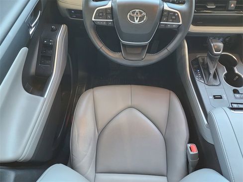 Used 2022 Toyota Highlander XLE image 11