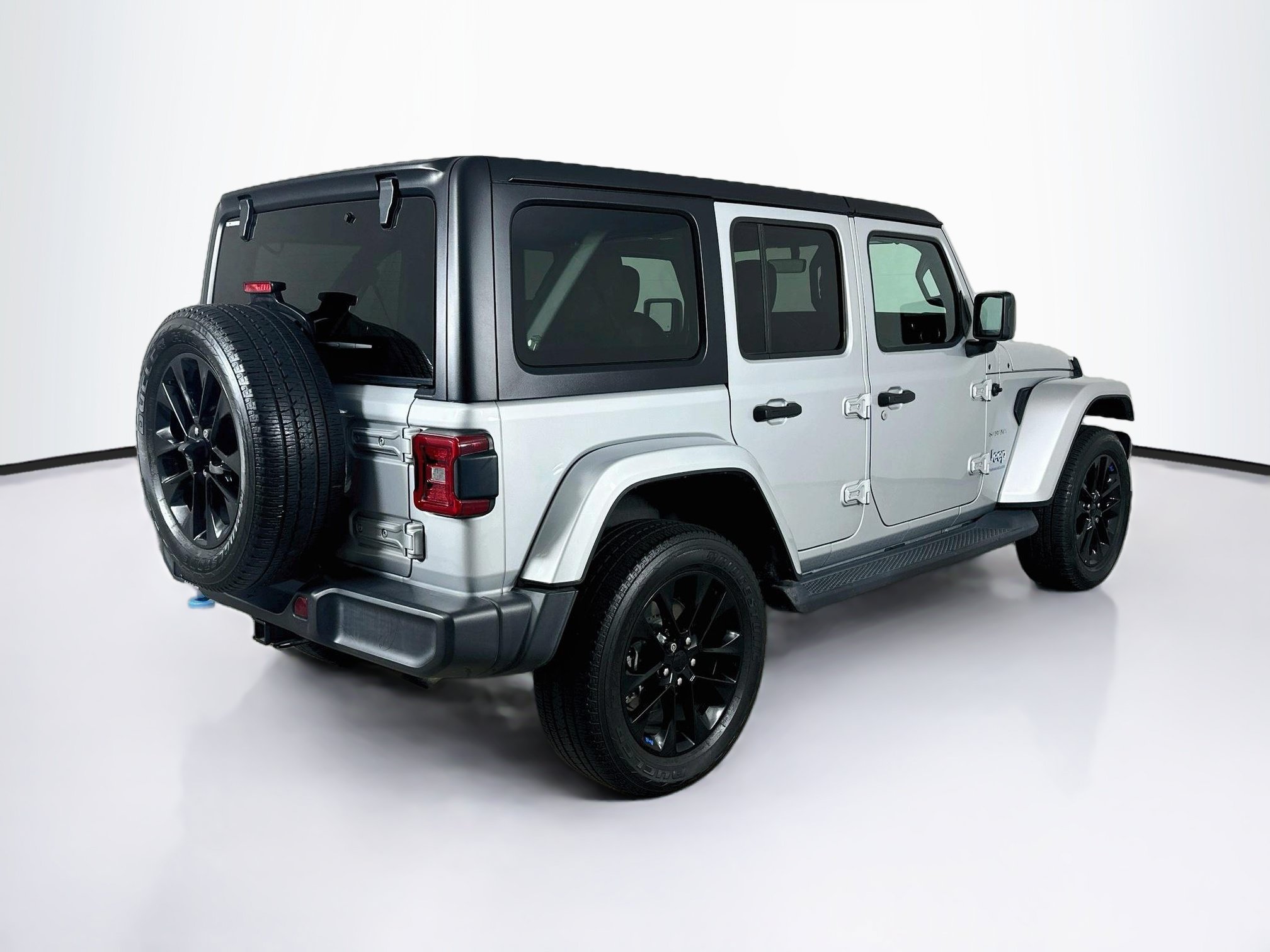 Used 2023 Jeep Wrangler Unlimited Sahara w/ Cold Weather Group AWD/4WD image 9