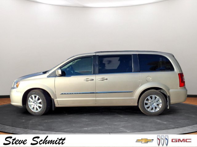 Used 2016 Chrysler Town & Country Touring FWD image 2