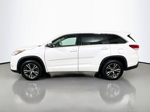Used 2018 Toyota Highlander LE image 4