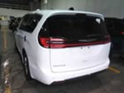Used 2024 Chrysler Pacifica Touring-L FWD image 7