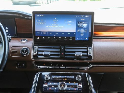Used 2023 Lincoln Navigator Reserve AWD/4WD image 11