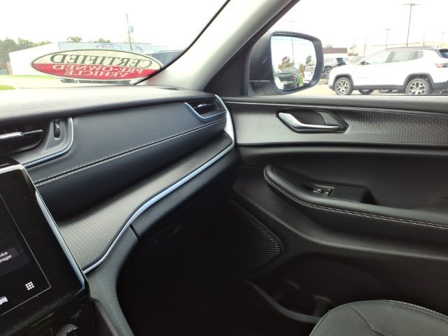 Used 2023 Jeep Grand Cherokee Laredo AWD/4WD image 19