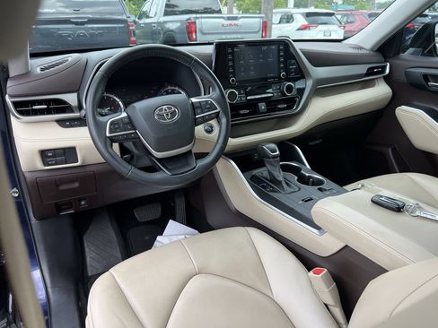 Used 2022 Toyota Highlander XLE FWD image 30