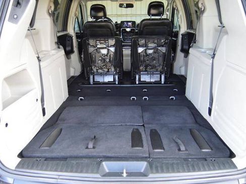 Used 2015 Chrysler Town & Country Touring FWD image 46
