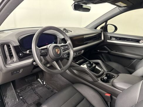 Certified 2025 Porsche Cayenne AWD/4WD image 4