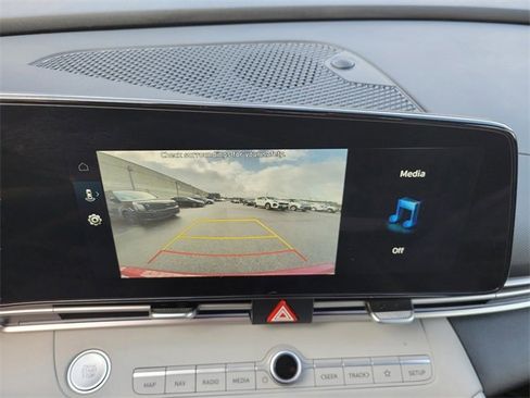 Used 2025 Hyundai Elantra Limited image 18