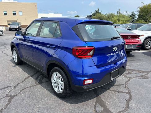 Certified 2022 Hyundai Venue SE w/ Cargo Package FWD image 3
