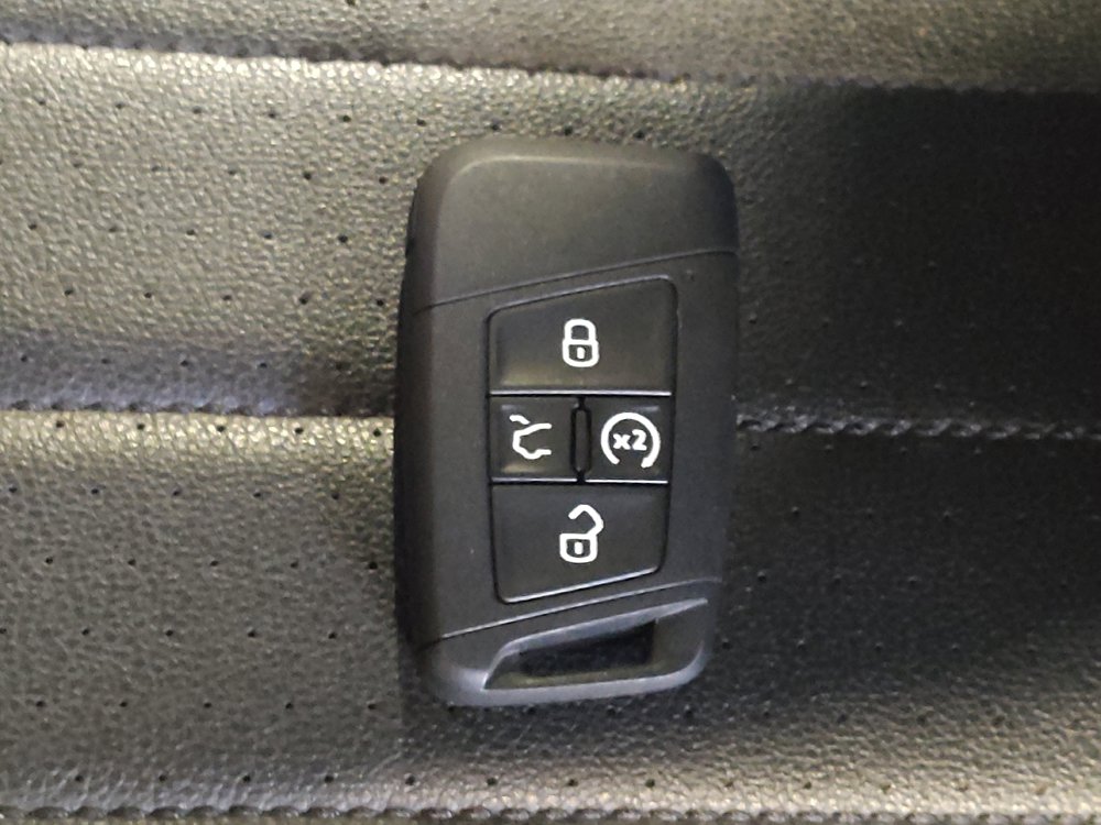 Used 2023 Volkswagen Tiguan SE w/ Panoramic Sunroof Package FWD image 32