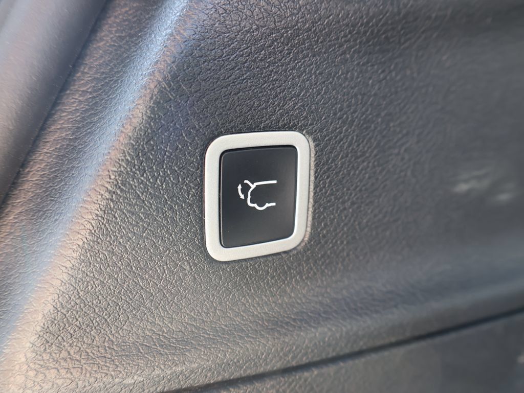 Used 2025 Chrysler Pacifica Limited FWD image 16