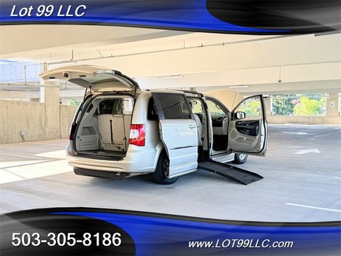 Used 2013 Chrysler Town & Country Touring FWD image 29