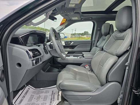 Used 2021 Lincoln Navigator Reserve image 16