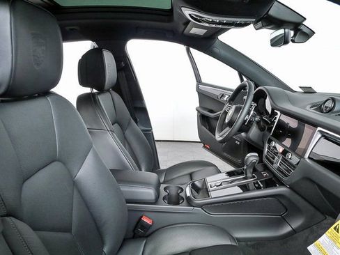 New 2026 Porsche Macan image 23