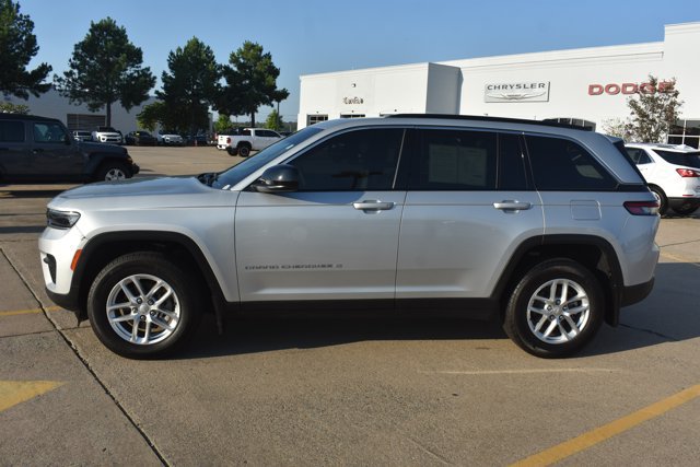 Used 2025 Jeep Grand Cherokee Laredo RWD image 9
