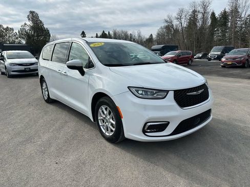 Used 2023 Chrysler Pacifica Touring-L FWD image 7