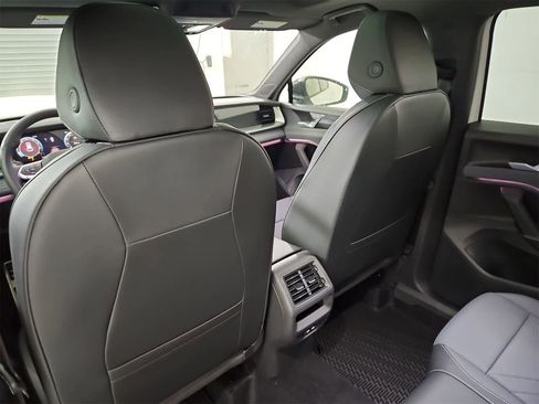 New 2025 Volkswagen Tiguan SE R-Line image 18