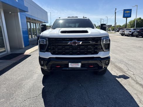 Used 2025 Chevrolet Silverado 2500 ZR2 w/ Technology Package AWD/4WD image 3
