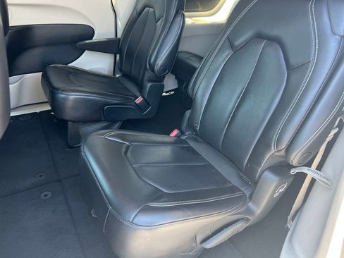 Used 2023 Chrysler Pacifica Touring-L FWD image 15