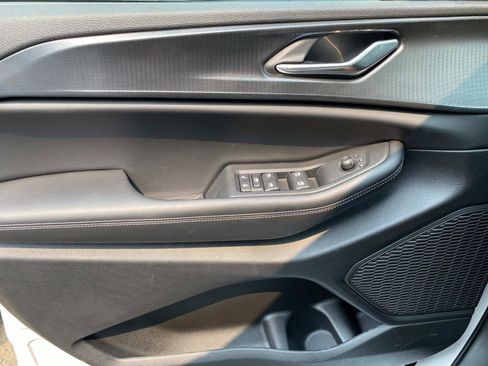 New 2025 Jeep Grand Cherokee Altitude image 16