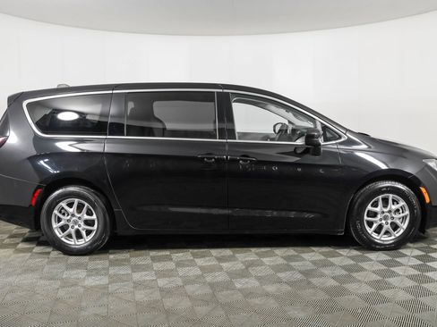 Used 2022 Chrysler Voyager LX image 13