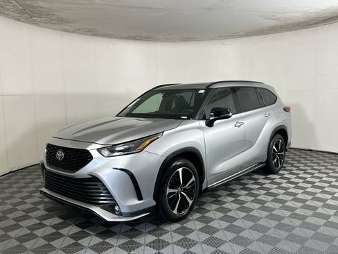 Used 2021 Toyota Highlander XSE FWD image 7