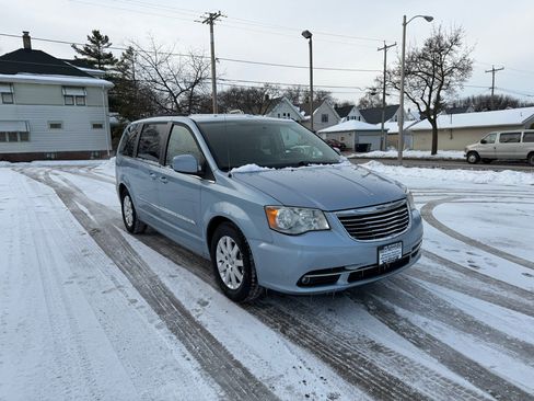 Used 2013 Chrysler Town & Country Touring image 1