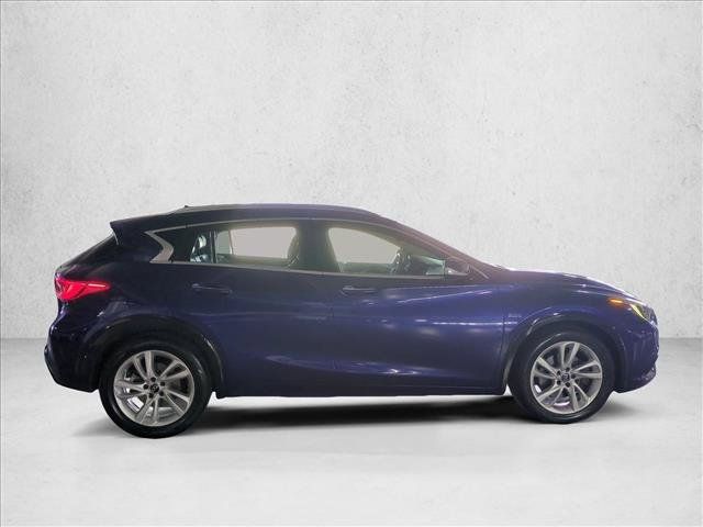 Used 2017 INFINITI QX30 Premium FWD image 4