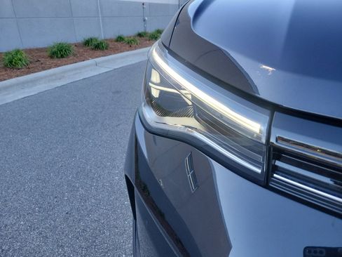 Certified 2025 Volkswagen Taos SE image 28