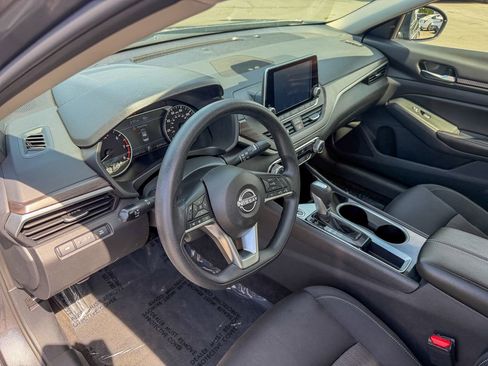 Used 2024 Nissan Altima 2.5 SV FWD image 11