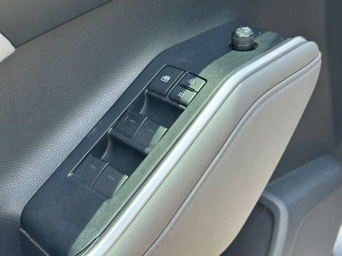 Used 2020 Toyota Highlander L FWD image 23