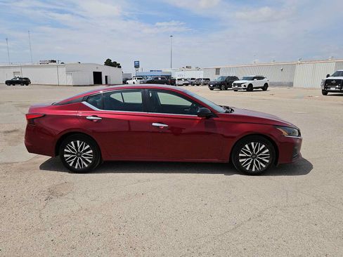 Used 2024 Nissan Altima 2.5 SV FWD image 9