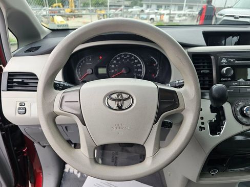 Used 2011 Toyota Sienna w/ Towing Pkg FWD image 24