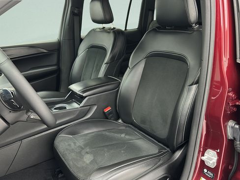 Used 2025 Jeep Grand Cherokee Altitude AWD/4WD image 14
