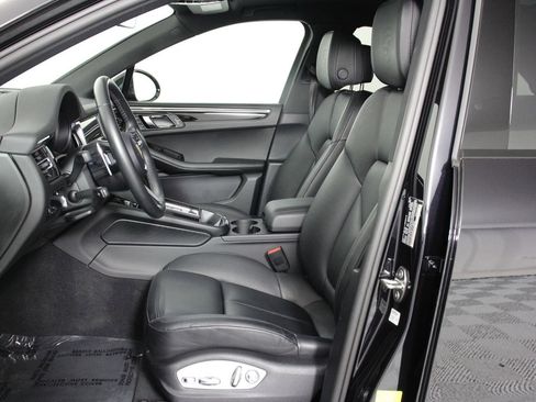 Certified 2023 Porsche Macan AWD/4WD image 5