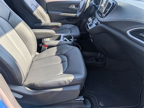 New 2026 Chrysler Pacifica Select image 30