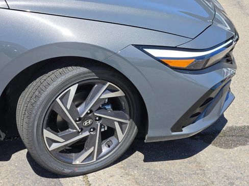 New 2026 Hyundai Elantra Limited FWD image 3