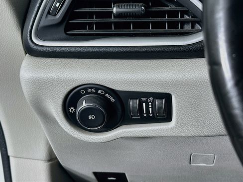 Used 2019 Chrysler Pacifica Touring-L FWD image 17