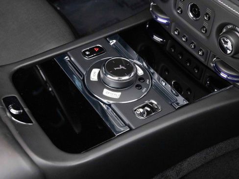 Used 2019 Rolls-Royce Dawn RWD image 32